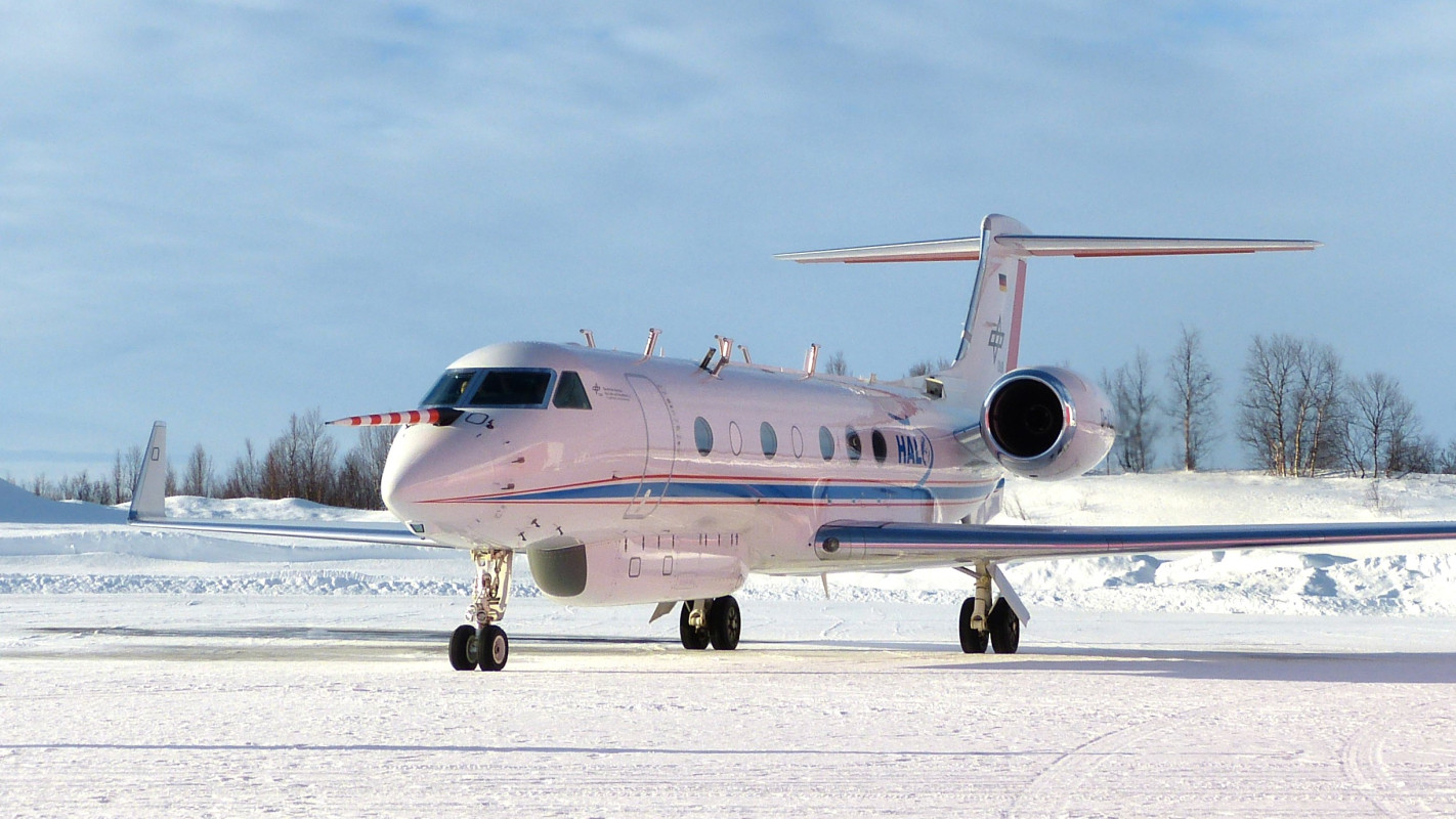 With the help of the HALO research aircraft, the RMU team will measure the composition of the atmosphere of the Northern and Southern Hemispheres in order to gain more insight into differences in circulation in the two hemispheres. (Photo: Peter Hoor) HALO research aircraft on an airfield