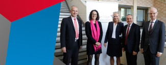 Gruppenfoto mit Universitätspräsidenten und -präsidentin sowie Ministerin und Mister. 