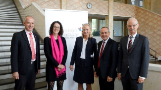 Gruppenfoto mit Universitätspräsidenten und -präsidentin sowie Ministerin und Mister. 