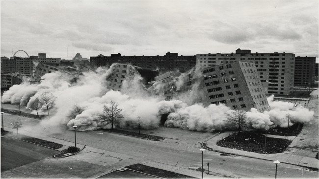 Pruitt Igoe bricht zusammen. Foto des U.S. Department of Housing and Urban Development Office of Policy Development and Research – Creating Defensible Space, gemeinfrei.