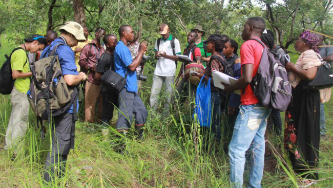 Eine Gruppe von Menschen in einer afrikanischen Landschaft. Bild: Nourou Soulemane Yorou