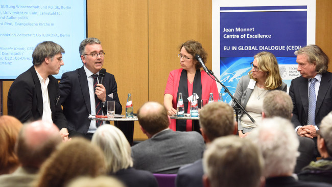 Podiumsdiskussion, im Vordergrund Zuschauer. Bild: Claus Völker