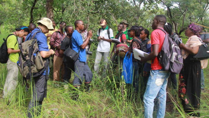 Eine Gruppe von Menschen in einer afrikanischen Landschaft. Bild: Nourou Soulemane Yorou
