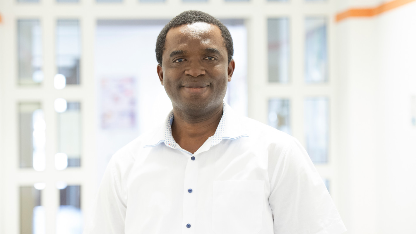 Der gebürtige Nigerianer Dr. Izuu Nwankwọ erforscht die Auswirkungen der nigerianischen Kulturindustrie auf nicht-afrikanische Künstlerinnen und Künstler. (Foto: Peter Pulkowski)