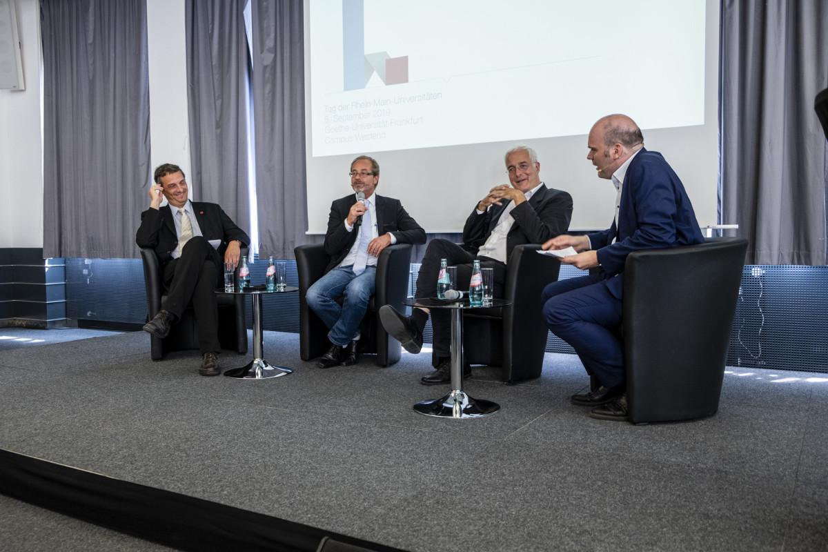 Relaxed but intensive exchange of views on ‘Accelerator Science’. From left to right: Vice-President Professor Stefan Müller-Stach (JGU), Professor Norbert Pietralla (TU Darmstadt) and Professor Kurt Aulenbacher (JGU). Photo: Benjamin André