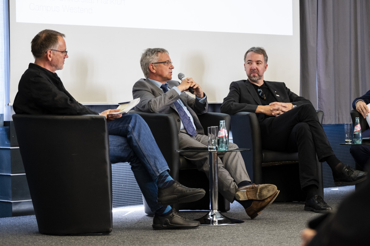 The panel discussion ‘Bachelor’s degree program in Medical Technology’ centered on the successful model created by the RMU. From left to right: Vice-President Professor Roger Erb (Goethe University) and Associate Professor Paul Weigl (Goethe University) in discussion with Professor Mario Kupnik (TUD). Photo: Benjamin André
