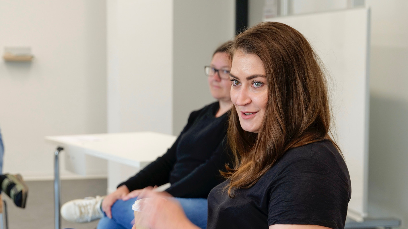 Melanie Neuburger im Gespräch mit den anderen Teilnehmenden.