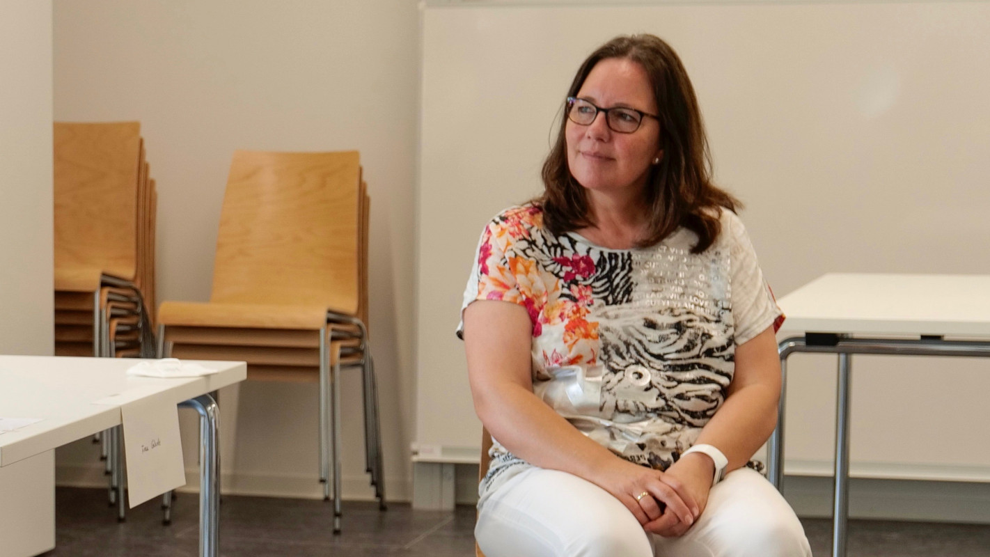 Simone Becker hört ihren Gesprächspartnern zu.