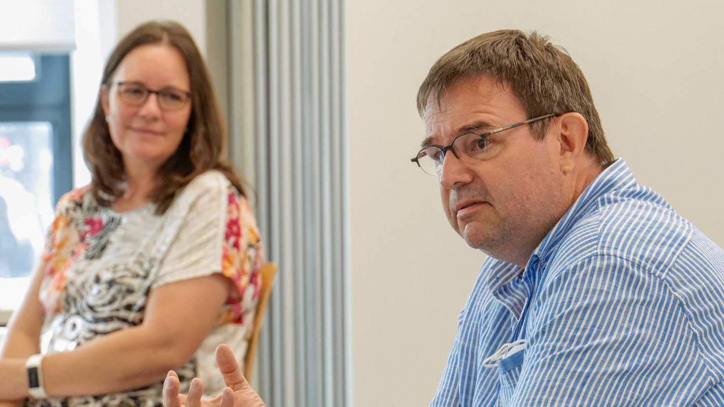 Michael Buzzi im Gespräch mit den anderen Teilnehmenden.