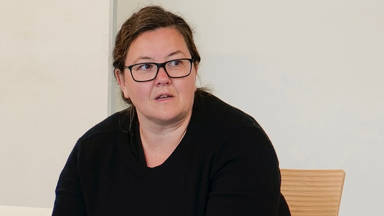 Friederike Zeiler spricht zu den anderen Anwesenden.