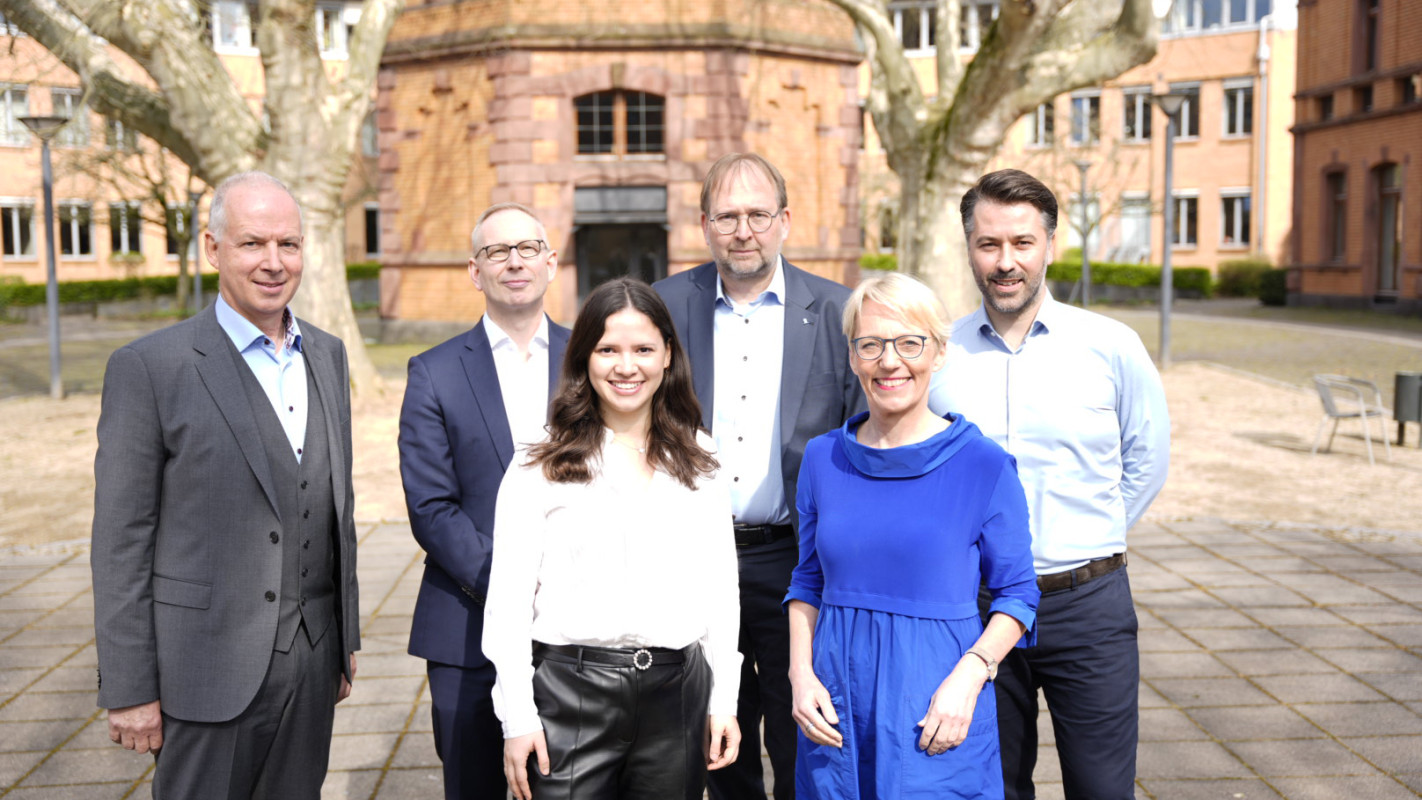 The Presidents of the four universities together with the Management Directors of Futury: (fltr) Professor Georg Krausch, President of Johannes Gutenberg University Mainz, Professor Nils Stieglitz, President of Frankfurt School of Finance & Management, Melissa Ott, Managing Director of Futury, Professor Enrico Schleiff, President of Goethe University Frankfurt, Professor Tanja Brühl, President of TU Darmstadt, and Charlie N. Müller, Managing Director of Futury.