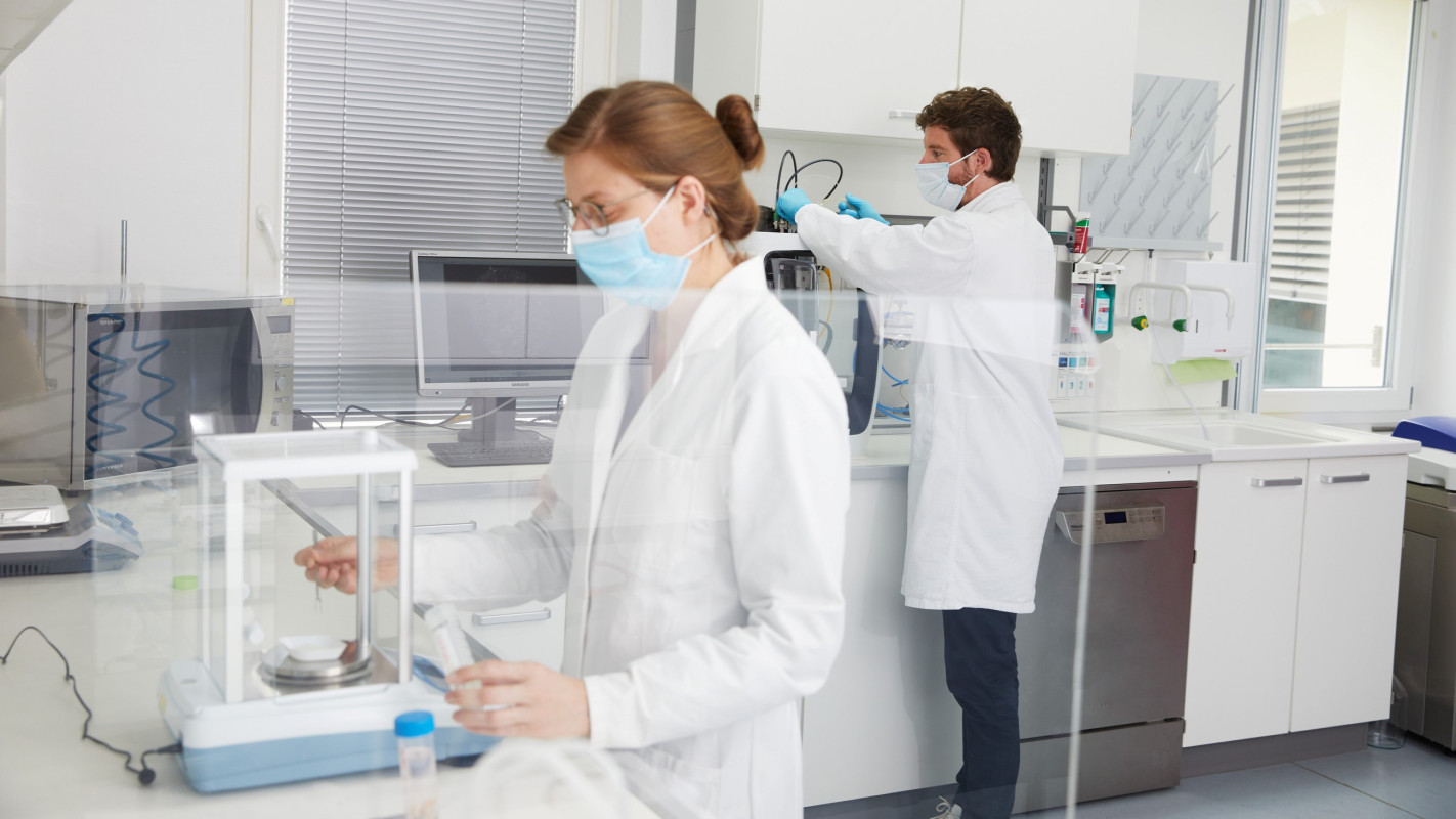 Die Doktorandin Eva Schätzlein bei der Laborarbeit (Bild: Sandra Junker)