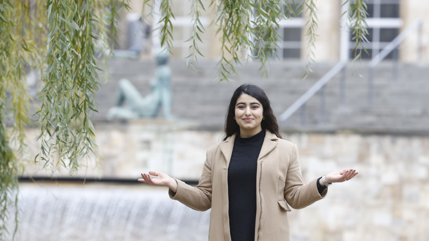 Die Studentin Ceylan Dogan steht auf dem Campus der Goethe-Universität Frankfurt und schaut in die Kamera, Foto: Uwe Dettmar