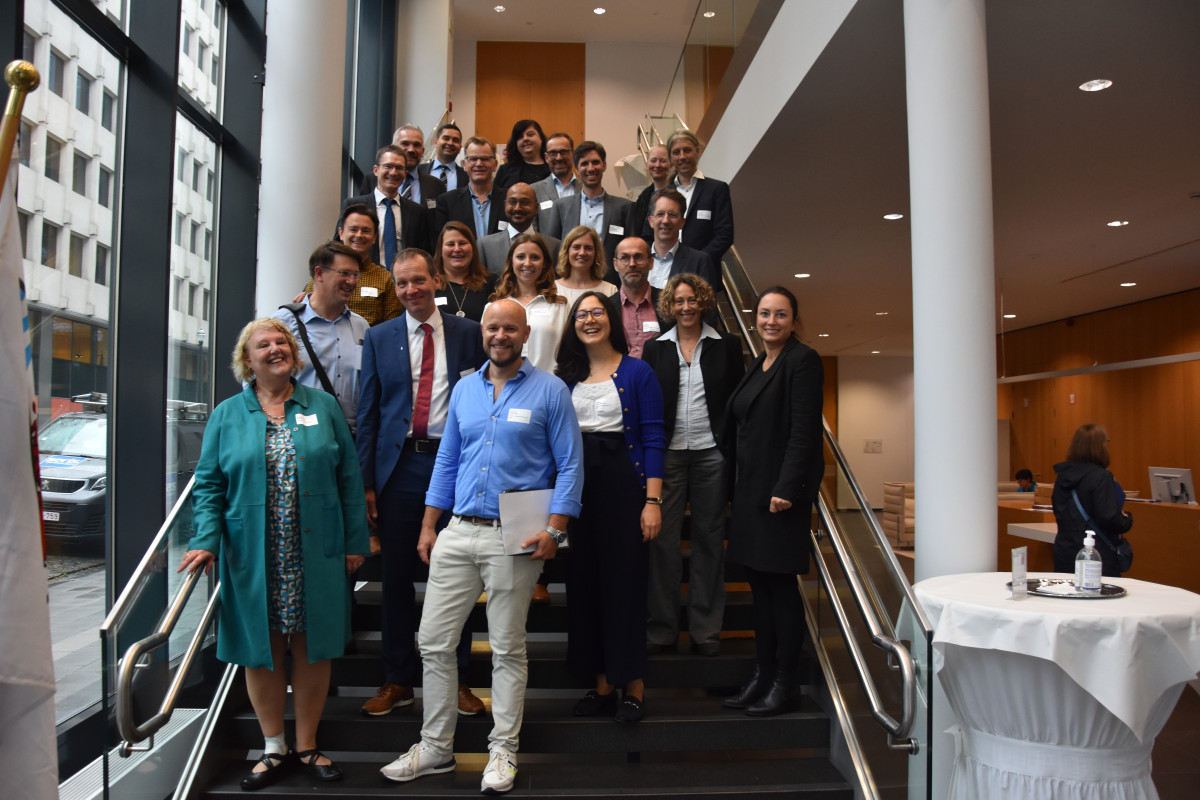 Gruppenfoto: Delegation aus 24 Forschenden und Mitarbeitenden des Hochschulmanagements der Rhein-Main-Universitäten in Brüssel