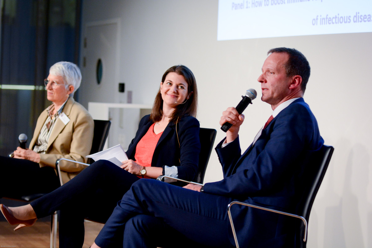 Podiumsdiskussion: Katja Neubauer (Generaldirektion Forschung und Innovation der Europäischen Kommission) und Prof. Volkhard Kempf (Direktor des Instituts für Medizinische Mikrobiologie und Krankenhaushygiene, Universitätsklinikum, Goethe-Universität Frankfurt)