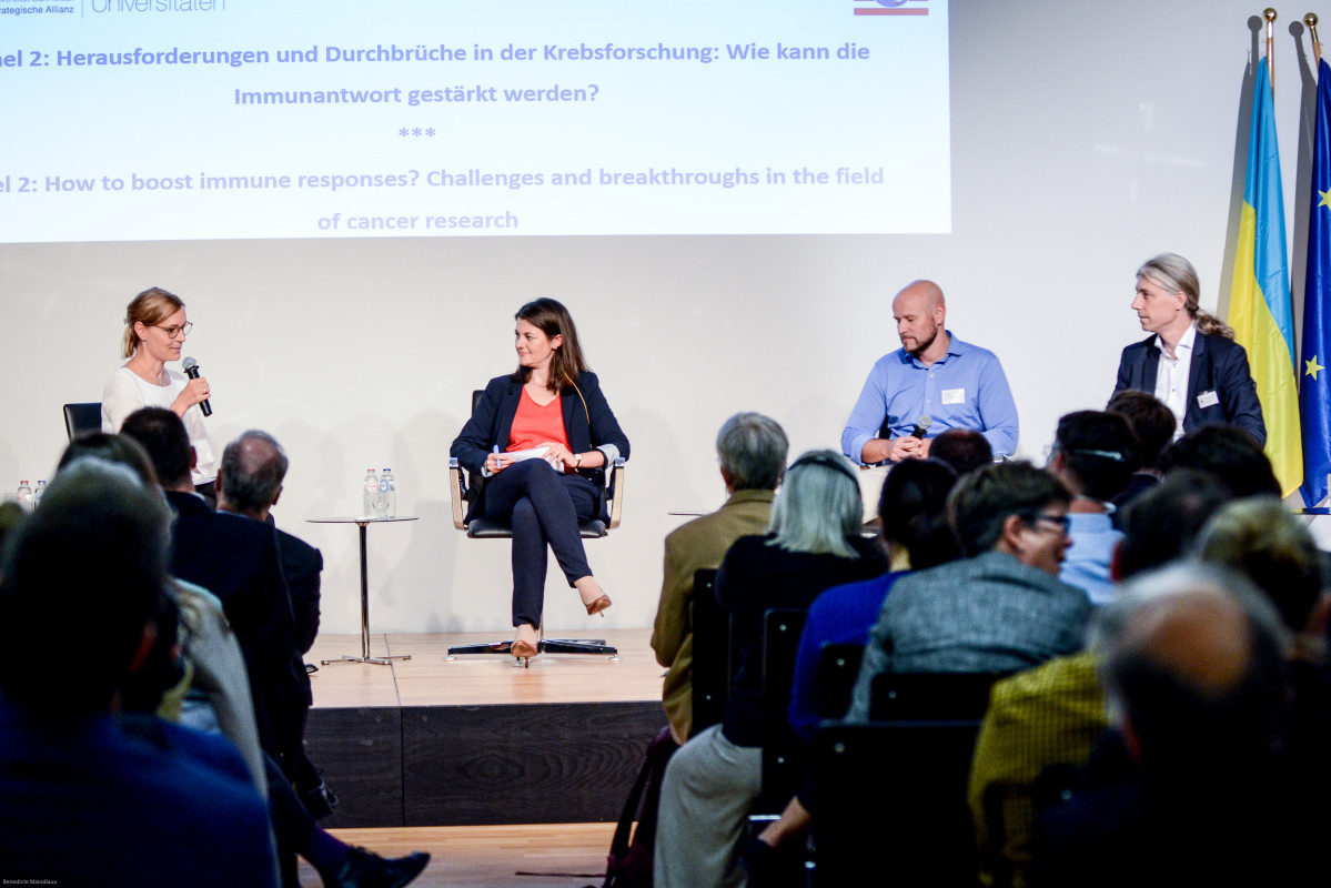 Podiumsdiskussion: Annika Nowak (GD Forschung und Innovation der Europäischen Kommission), Prof. Tobias Bopp (Direktor des Instituts für Immunologie, Universitätsklinikum, Johannes Gutenberg-Universität Mainz) und Prof. Nico Bruns (Leiter der Forschungsgruppe Nachhaltige Polymere, Fachbereich Chemie, Technische Universität Darmstadt)