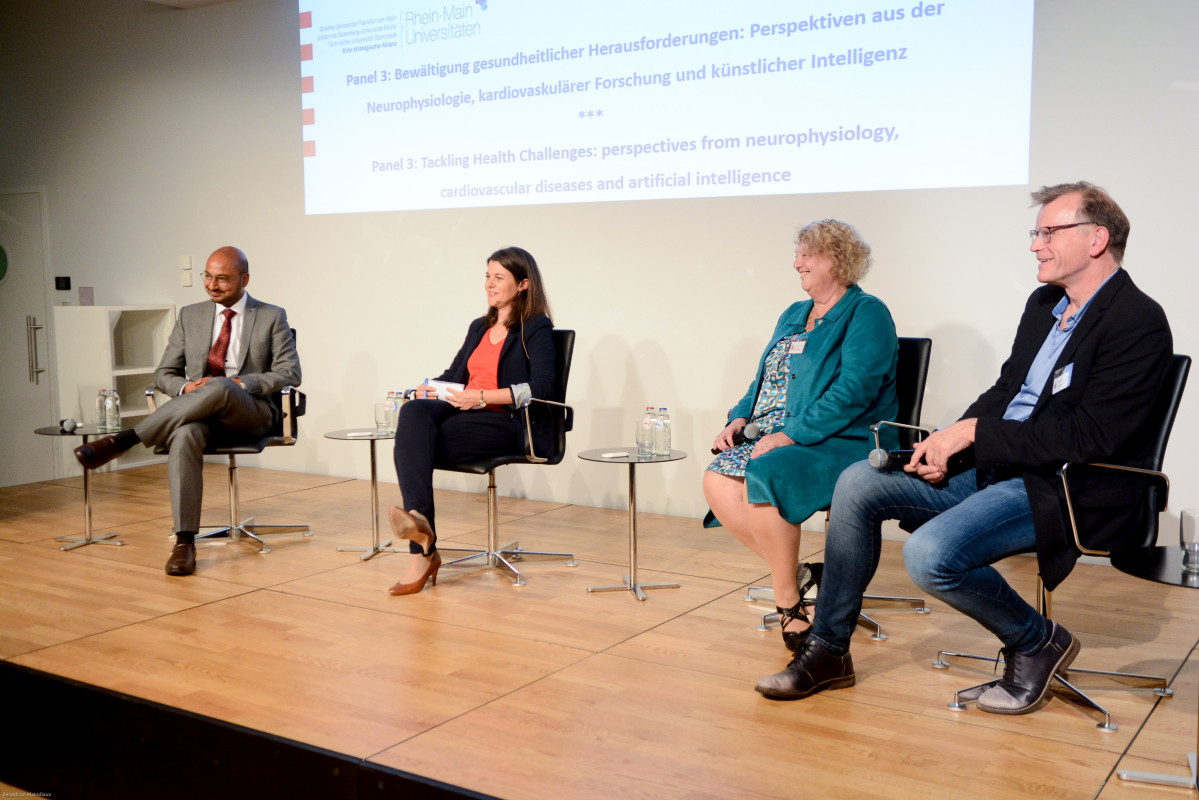 Podiumsdiskussion: Prof. Ingrid Fleming (Direktorin, Institute for Vascular Signalling, Universitätsklinikum, Goethe-Universität Frankfurt), Dr. Anirban Mukhopadhyay (Leiter der Forschungsgruppe Medical &amp; Environmental Computing (MEC-Lab), Technische Universität Darmstadt), Prof. Jochen Roeper (Direktor des Instituts für Neurophysiologie und des Zentrums für Physiologie, Universitätsklinikum, Goethe-Universität Frankfurt)