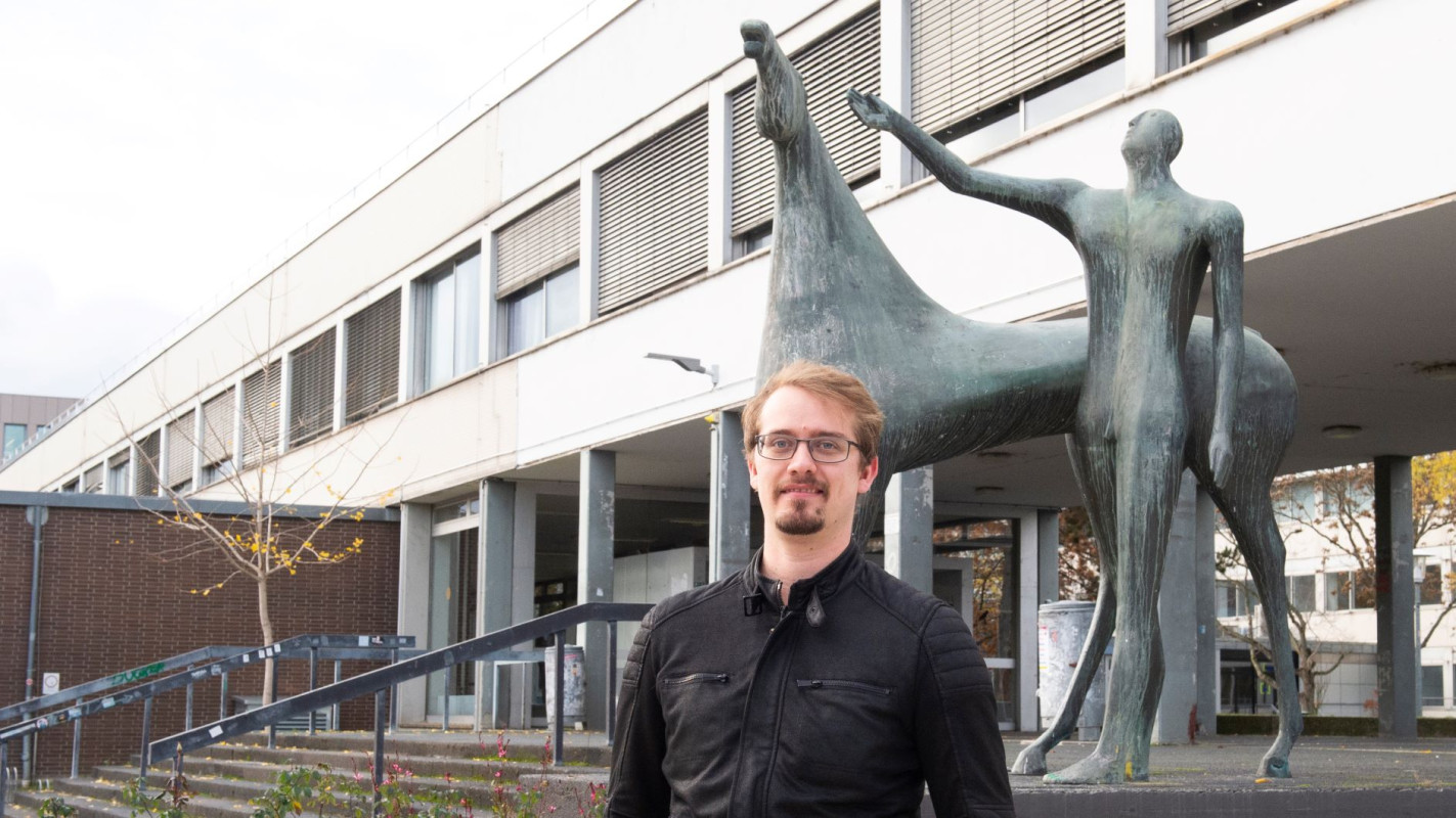 Der Student Johannes Maiterth steht vor dem Philosophicum der JGU, Foto: Peter Pulkowski