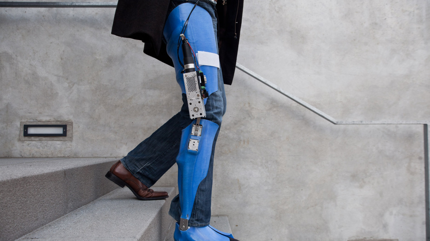 Beine mit einem Exoskelett laufen eine Treppe runter. Bild: EMK / TU Darmstadt