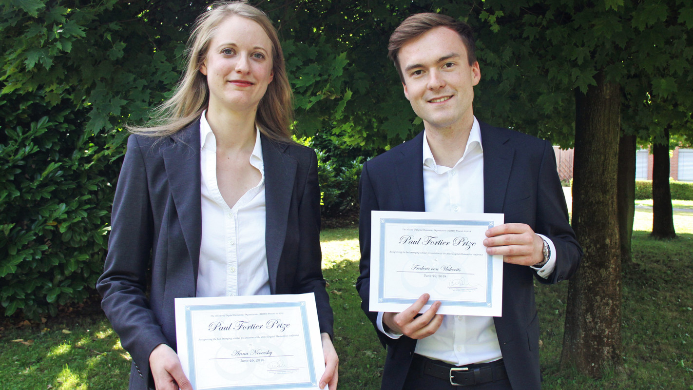 Anna Neovesky und Frederic von Vlahovits schauen in die Kamera. Bild: AdW Mainz