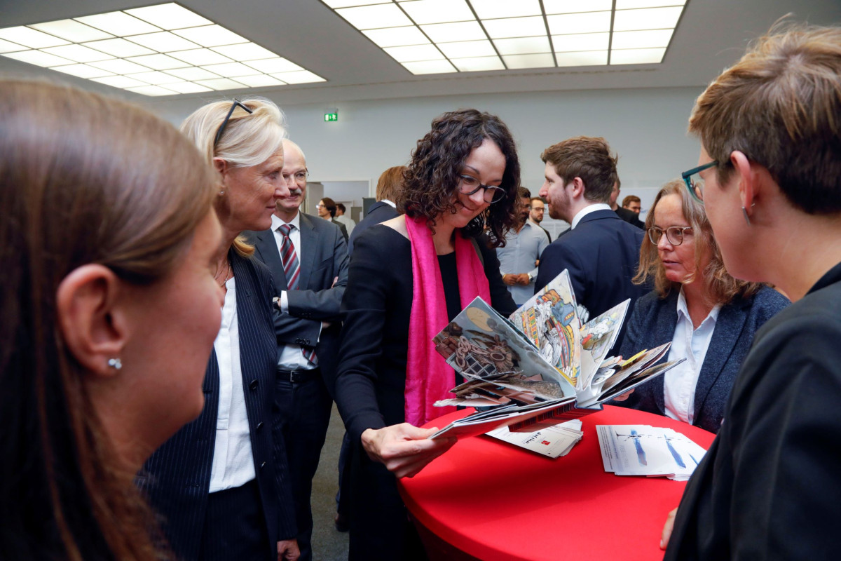 Minister Angela Dorn (center) at the Book Studies stall in the “Market of Possibilities”. Photo: Uwe Dettmar
