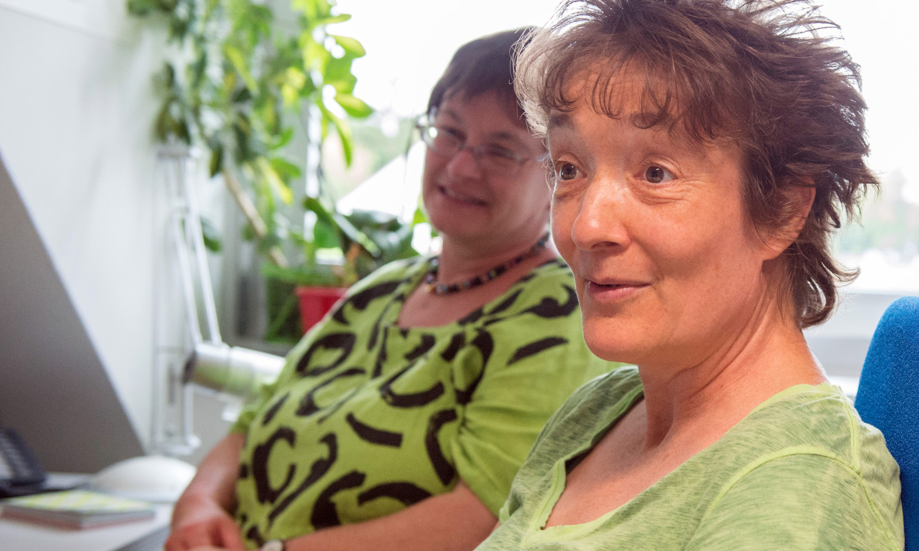 In Mainz, Prof. Damaris Nübling (front) of JGU’s German Department and Dr. Rita Heuser (back) of the Mainz Academy of Sciences and Literature are supervising the work on the Digital Dictionary of Surnames in Germany.  (Photo: Peter Pulkowski)