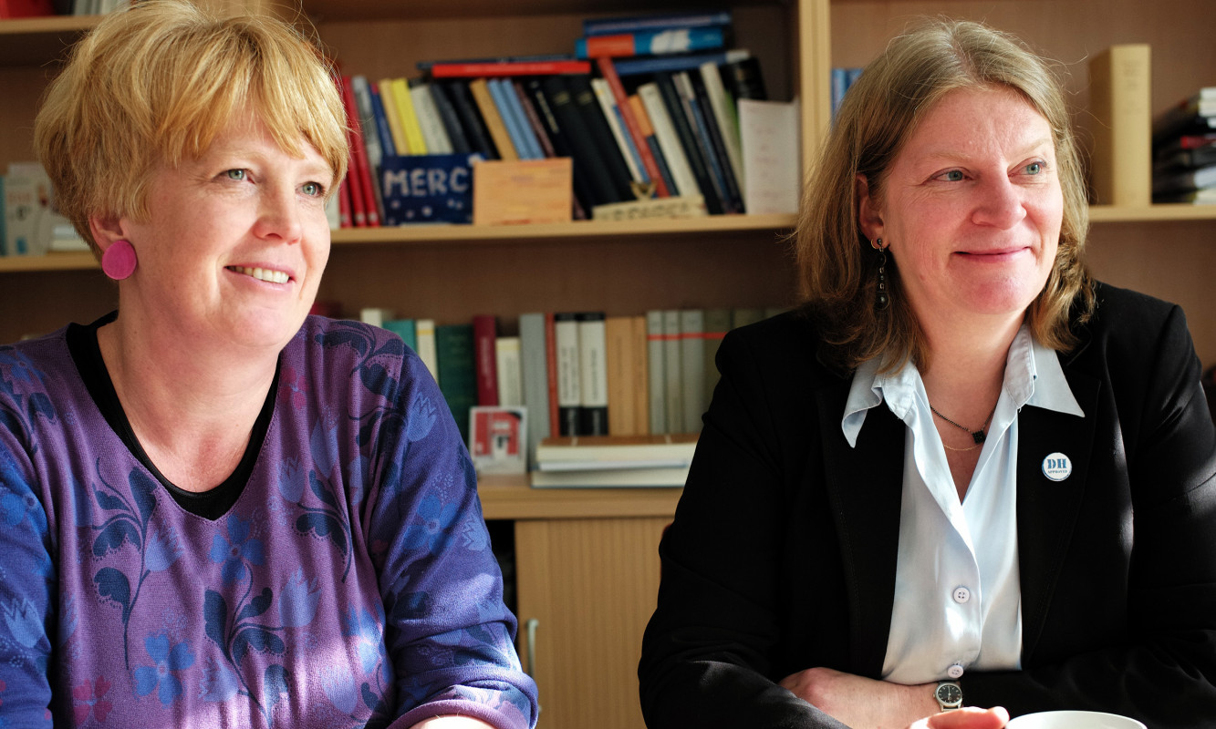 Prof. Nina Janich (l.) and Prof. Andrea Rapp (r.) of TU Darmstadt are involved in the long term Digital Dictionary of Surnames in Germany (DFD) project. (Photo: Stefan F. Sämmer)