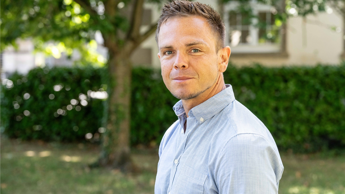 Prof. Dr. Nico Nassenstein ist seit 2023 Professor für Afrikanistik an der Johannes Gutenberg-Universität Mainz. Er arbeitet vor allem im Bereich der Anthropologischen Linguistik, der Soziolinguistik und Pragmatik zu Sprachen in Zentralafrika und Ostafrika. (Foto: Peter Thomas) Prof. Dr. Nico Nassenstein ist seit 2023 Professor für Afrikanistik an der Johannes Gutenberg-Universität Mainz. Er arbeitet vor allem im Bereich der Anthropologischen Linguistik, der Soziolinguistik und Pragmatik zu Sprachen in Zentralafrika und Ostafrika. (Foto: Peter Thomas)