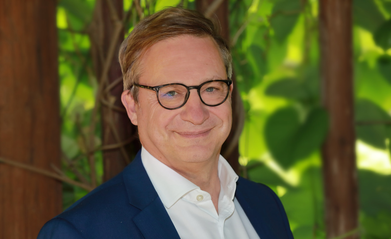 Dr. Alexander Schmidt-Gernig, Referatsleiter im Bundesgesundheitsministerium, schätzt die Erkenntnisse seiner wissenschaftlichen Gesprächspartner. (Foto: Bernd Eßling) Portraitaufnahme von Dr. Alexander Schmidt-Gernig