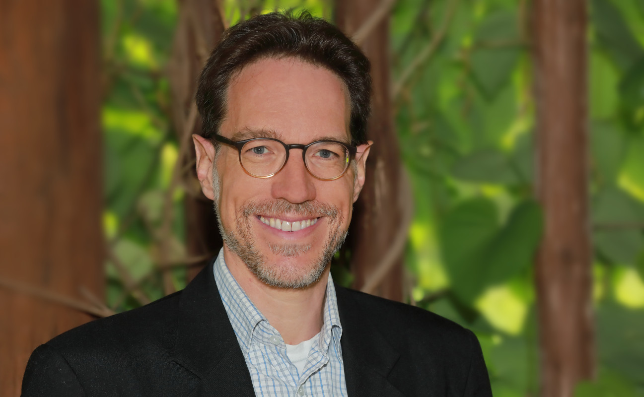 Der Wirtschaftswissenschaftler Prof. Dr. Daniel Schunk begleitet das Mercator-Programm von Beginn an und freut sich über das entstandene Netzwerk zwischen Politik und Wissenschaft.  Foto/©: Bernd Eßling, JGU Portraitaufnahme von Prof. Daniel Schunk.