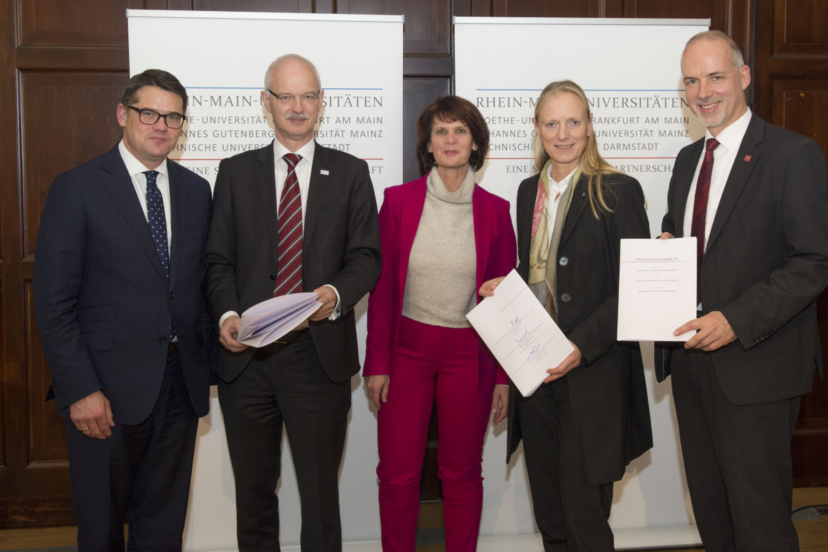 (v.l.) Minister Boris Rhein, TU-Präsident Prof. Dr. Hans Jürgen Prömel, Ministerin Vera Reiß, Prof. Dr. Birgitt Wolff, Präsidentin der Goethe-Universität, und JGU-Präsident Prof. Dr. Georg Krausch (Bild: Peter Pulkowski) Unterzeichnung der länderübergreifenden Rahmenvereinbarung zur noch intensiveren Zusammenarbeit der Rhein-Main-Universitäten