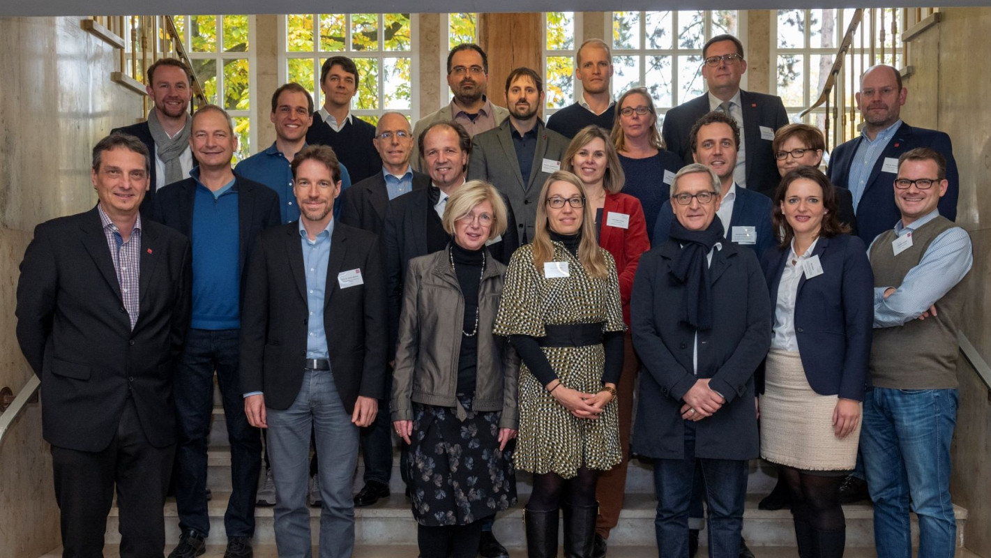 Die Teilnehmerinnen des Besuchs der Fellows an der JGU schauen in die Kamera. Bild: Stefan Sämmer