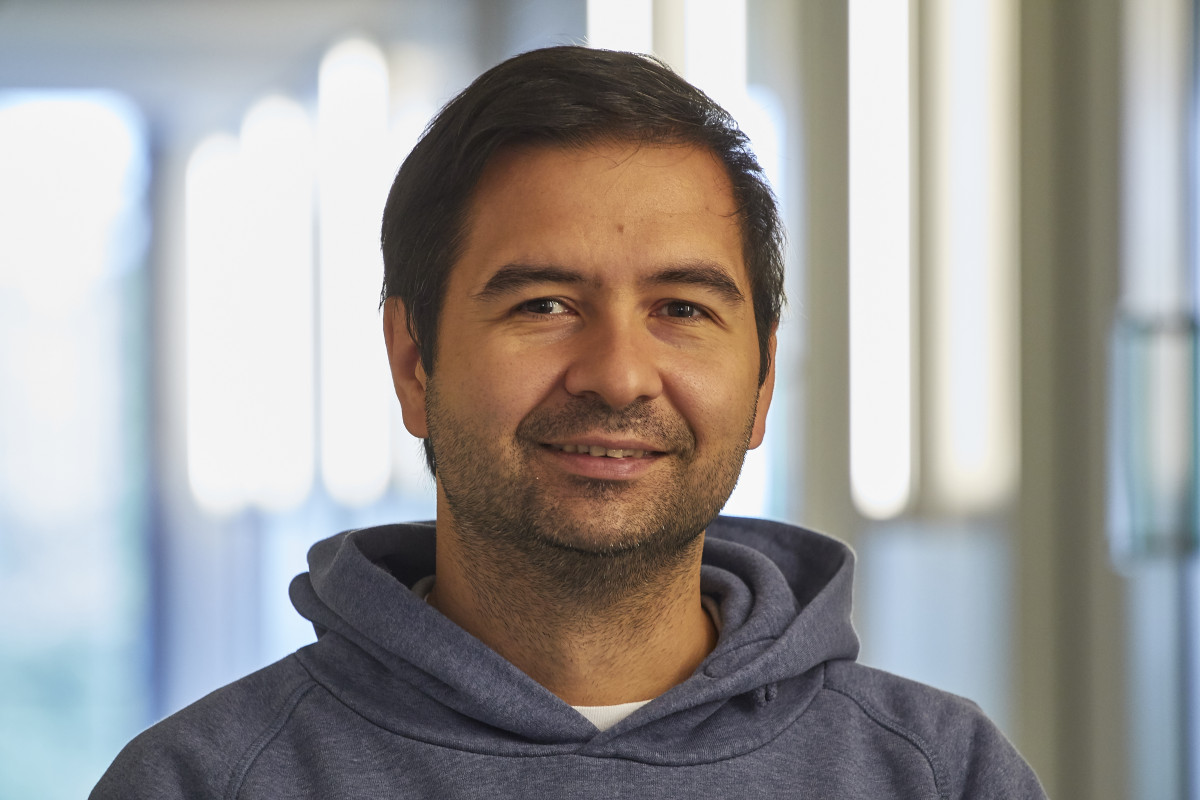 Tome Sandevski ist Geschäftsführer des deutschlandweit einmaligen Programms "Mercator Science-Policy-Fellowship", das Führungskräfte und Forschende zum persönlichen Austausch zusammenbringt. Foto/©: Goethe-Universität Portraitaufnahme von Tome Sandevski.