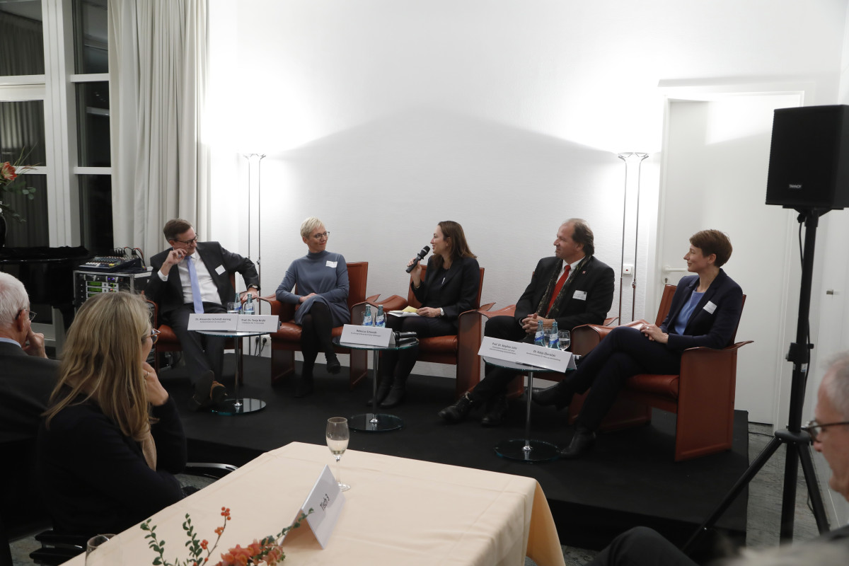 Teilnehmende während des Podiumsgesprächs