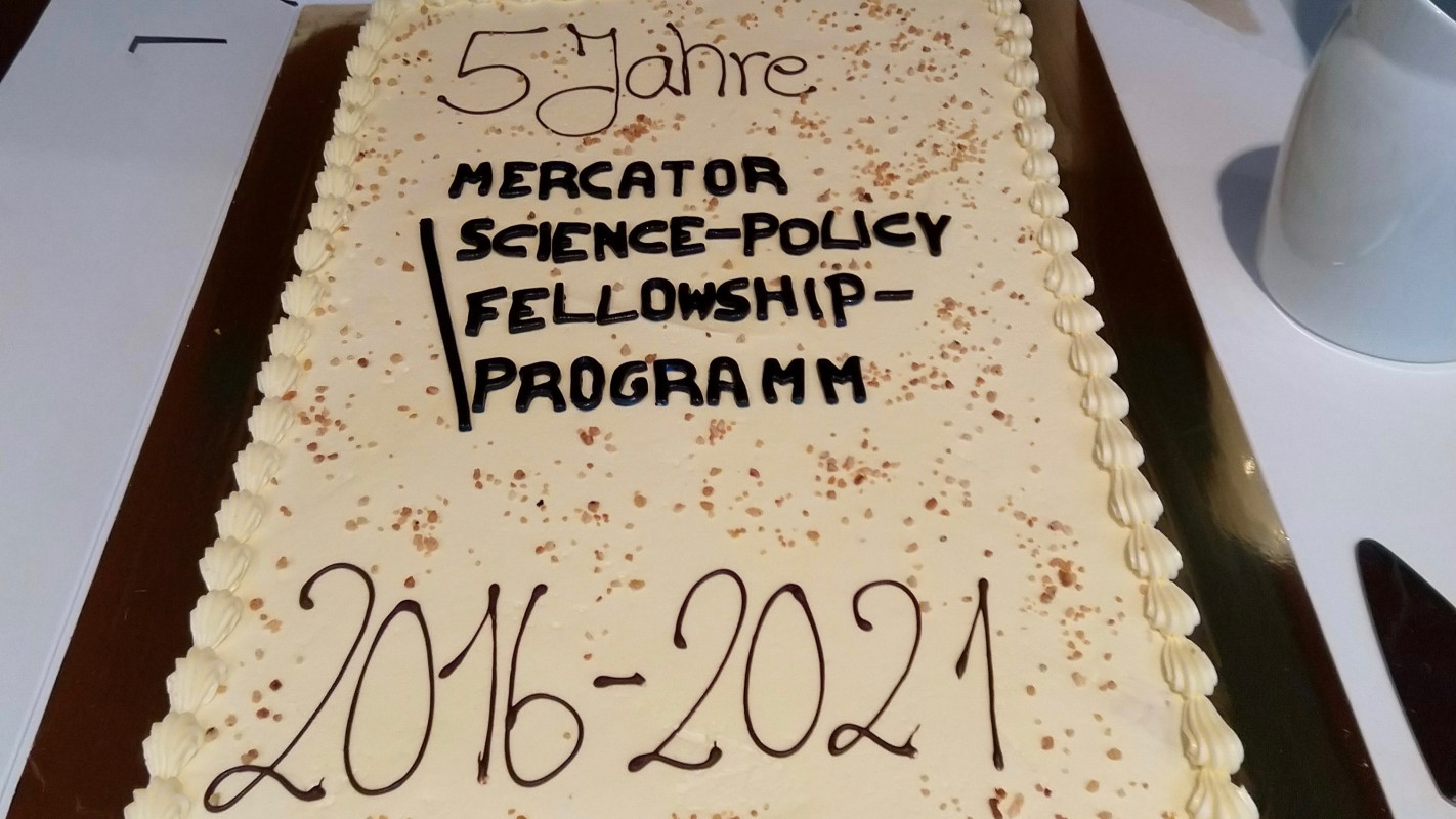 Eine Torte mit der Aufschrift &quot;5 Jahre Mercator-Science-Policy Fellowship-Programm 2016-2021&quot;