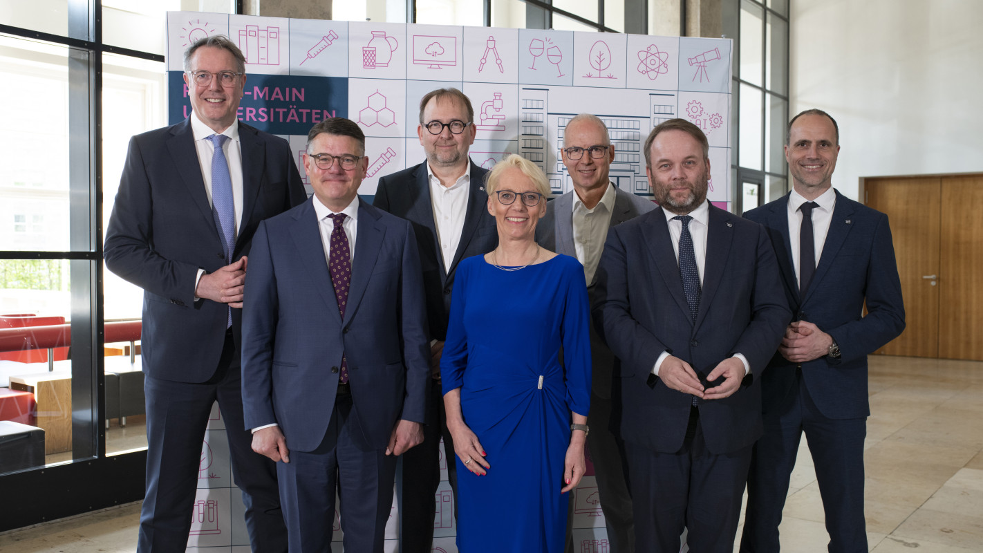 Von links nach rechts: Ministerpräsident Alexander Schweitzer (Rheinland-Pfalz), Ministerpräsident Boris Rhein (Hessen), Prof. Dr. Enrico Schleiff, Präsident der Goethe-Universität Frankfurt, Prof. Dr. Tanja Brühl, Präsidentin der Technischen Universität Darmstadt, Prof. Dr. Georg Krausch, Präsident der Johannes Gutenberg-Universität Mainz, Wissenschaftsminister Timon Gremmels (Hessen) und Wissenschaftsminister Clemens Hoch (Rheinland-Pfalz)