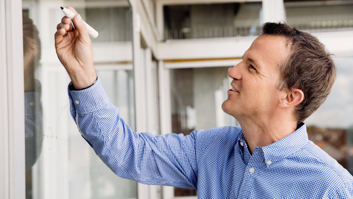 Professor Jan Hendrik Bruinier an einem Whiteboard