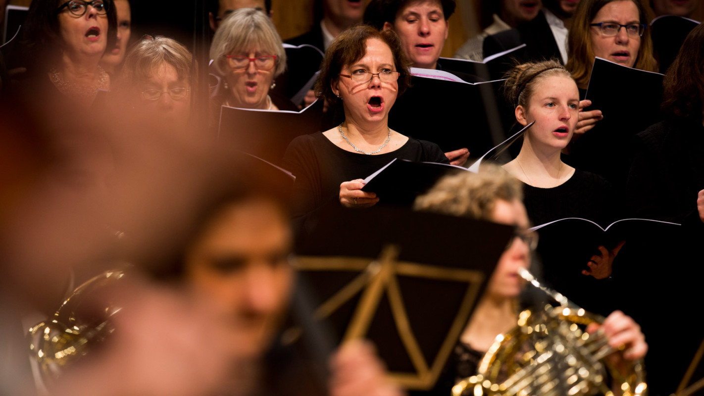 Mitglieder eines Chors bei einem Auftritt. Bild: Katrin Binner