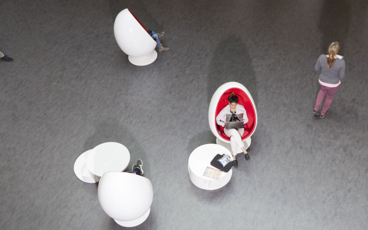 wenige Studierende in der Bibliothek