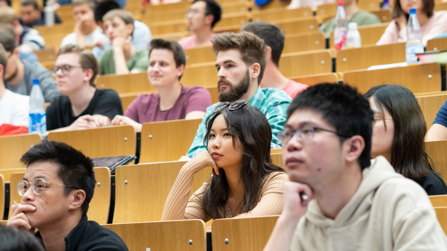 Studierende sitzen in einem Hörsaal und folgen einer Vorlesung. (Bild: Jan-Christoph Hartung / TU Darmstadt)