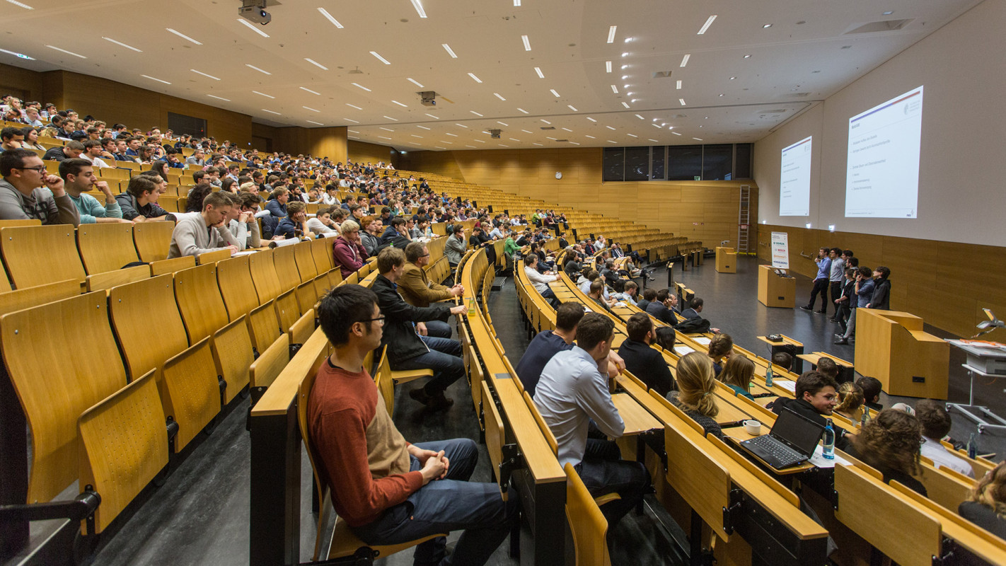 Zahlreiche Studierende nahmen an emb teil. Bild: Felipe Fernandes Studieren in einem großen Hörsaal. Bild: Felipe Fernandes
