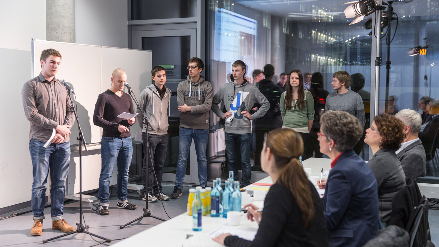 Konzeptvorstellung vor der Jury. Bild: Felipe Fernandes Studierende vor einer Jury. Bild: Felipe Fernandes