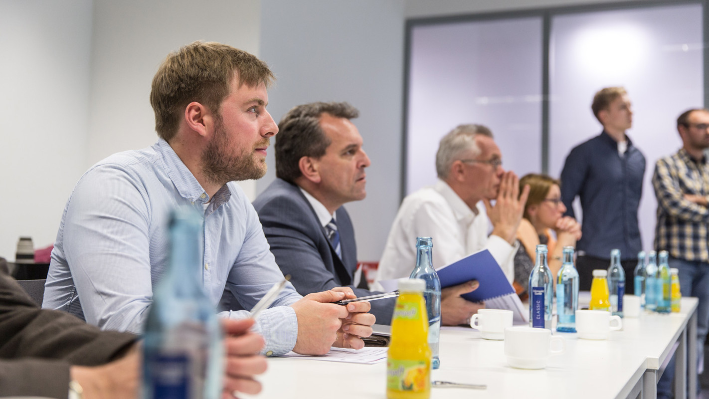 Die Fachjury bewerten sowohl das innovativste Konzept wie die überzeugendste Präsentation. Bild: Felipe Fernandes Jurymitglieder lauschen einer Präsentation. Bild: Felipe Fernandes