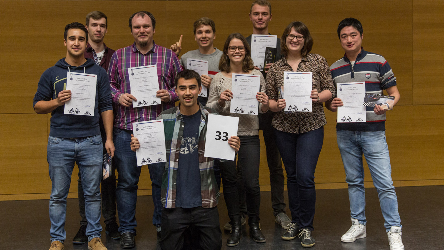 Die Sieger: Gruppe 33. Bild: Felipe Fernandes Eine Gruppe Studierender hält Urkunden in die Kamera. Bild: Felipe Fernandes