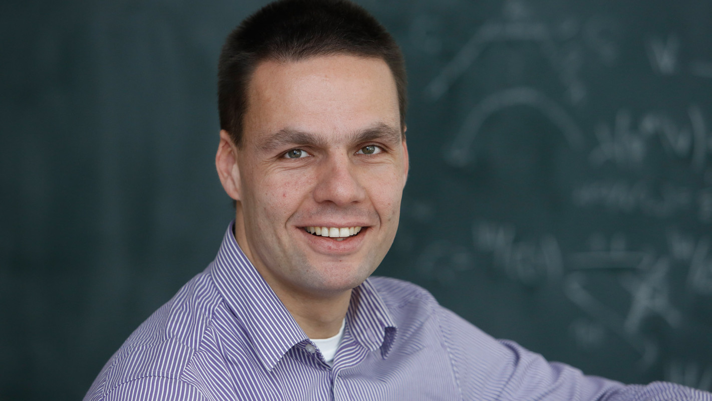 Professor Martin Möller schaut in die Kamera