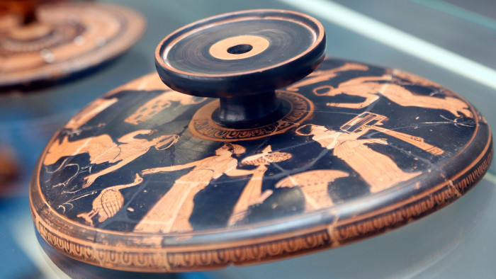Deckel einer Lekanis, eines bemalten Gefäßes, das in der Antike entweder als Brautgeschenk oder als Totengabe diente