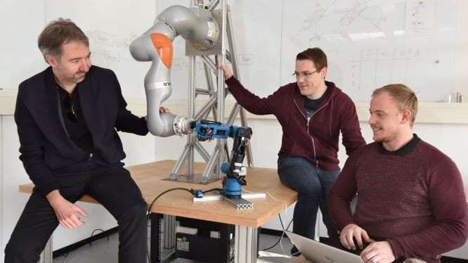 professor und Studenten mit OP Roboter