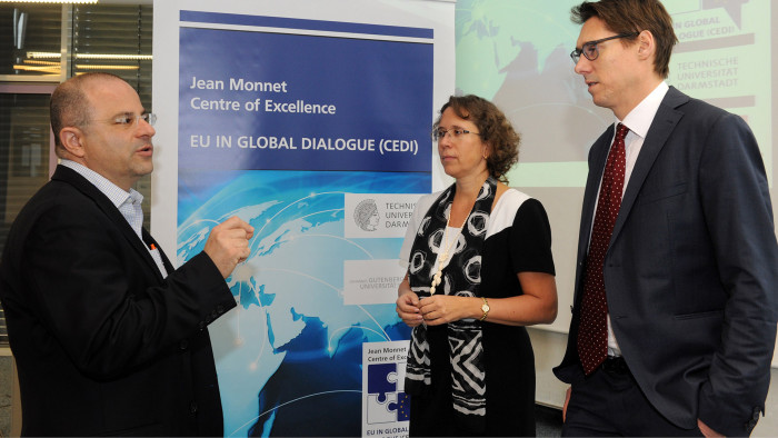 CEDI Directors Professor Michèle Knodt and Professor Arne Niemann (r.) in conversation with Professor Sharon Pardo (l.) of the Ben Gurion University of the Negev