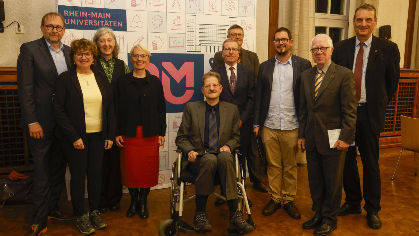 V.l.n.r.: Prof. Dr. Enrico Schleiff, Dr. Dagmar Walluf-Blume, Prof. Dr. Catherina Wenzel, Prof. Dr. Tanja Brühl, Prof. Dr. Christian Wiese, Dr. Wolfgang Litzenburger, Prof. Dr. Felix Hausch, Dr. Cristian Prieto-Garcia, Prof. Dr. Dr. h.c. Henning Blume, Prof. Dr. Stefan Müller-Stach (Bild: Stefan F. Sämmer / JGU)